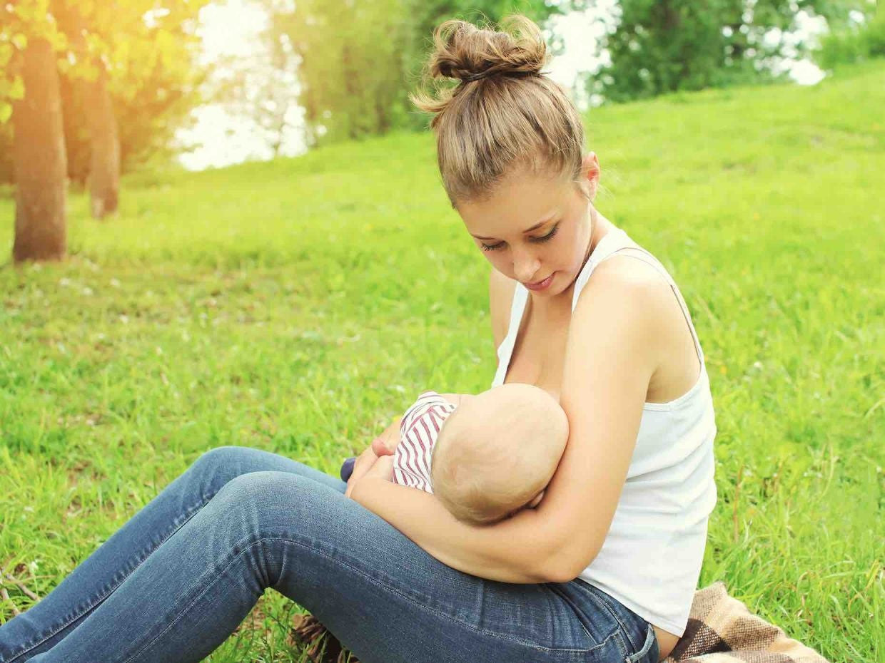 Allattamento al seno d'estate: Consigli.
