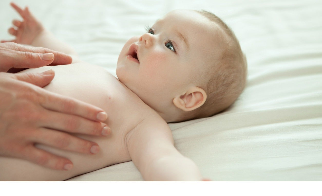 Olio massaggio neonato, una coccola in più per il suo benessere.