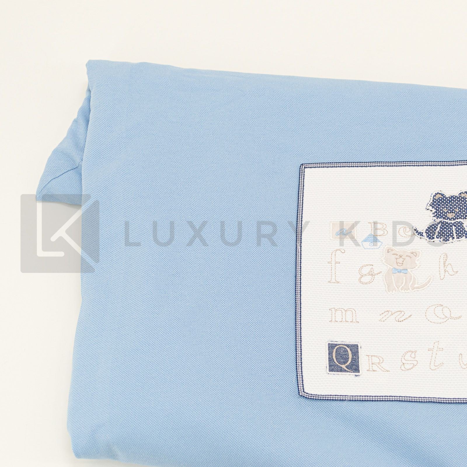 Copertina Imbottita Sfoderabile Azzurra In Piquet Con Patch Lettere Neonato La Sartoria Dei Piccoli LC752 - LA SARTORIA DEI PICCOLI - LuxuryKids