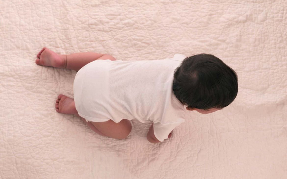 Quando iniziano a gattonare i bambini?