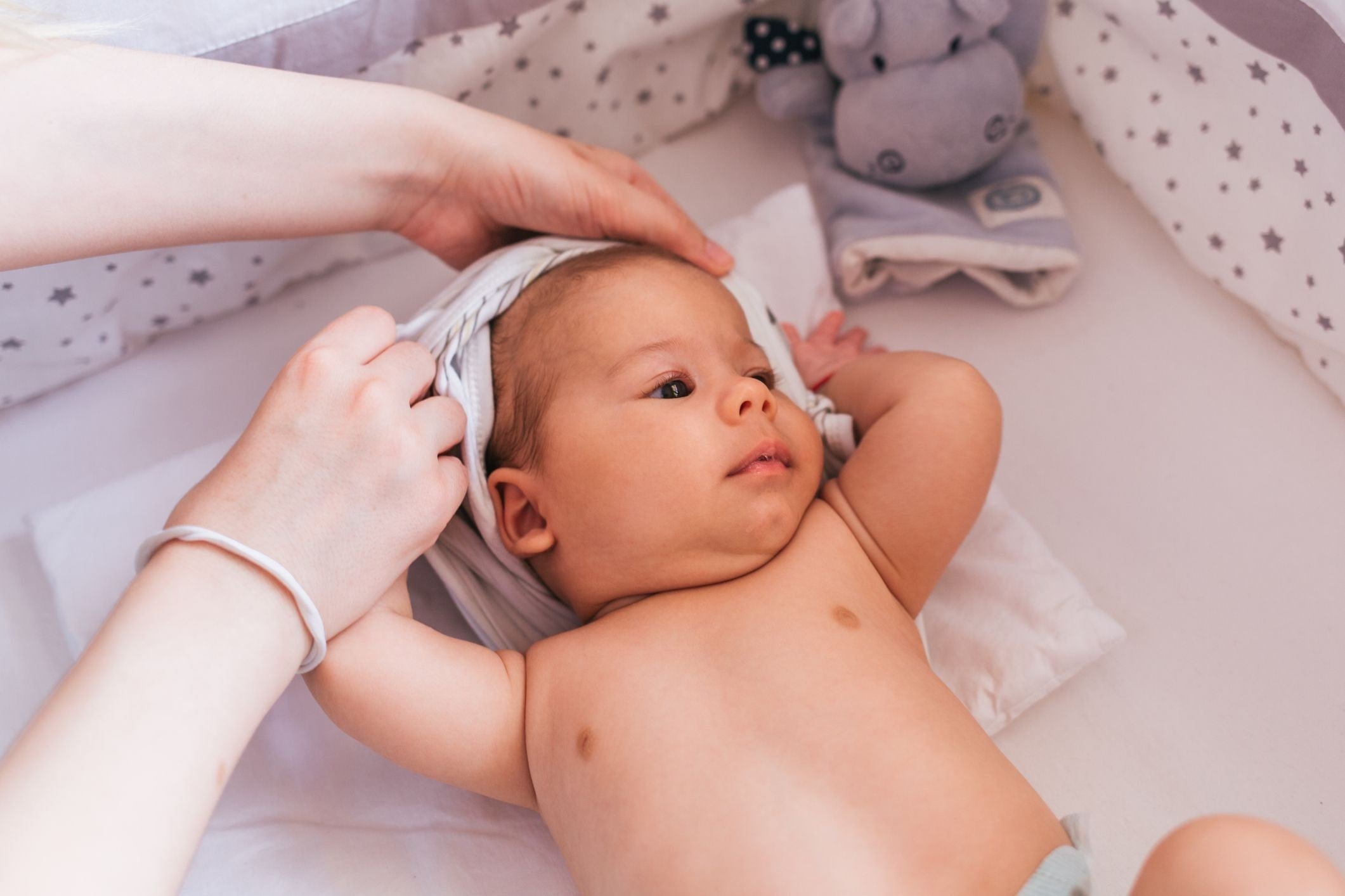 Spogliare e Vestire i neonati, ecco alcuni consigli per imparare velocemente.