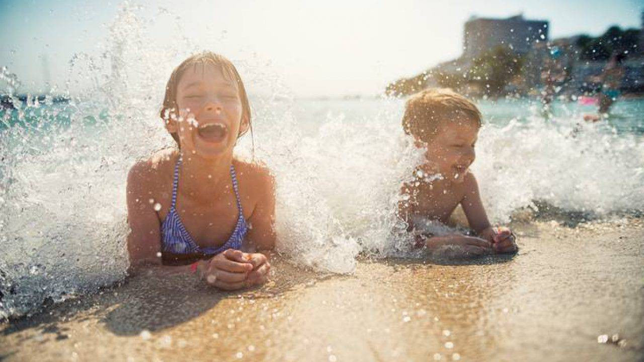 Bagno in acqua dopo mangiato: sì o no? Come evitare la congestione nei bambini.
