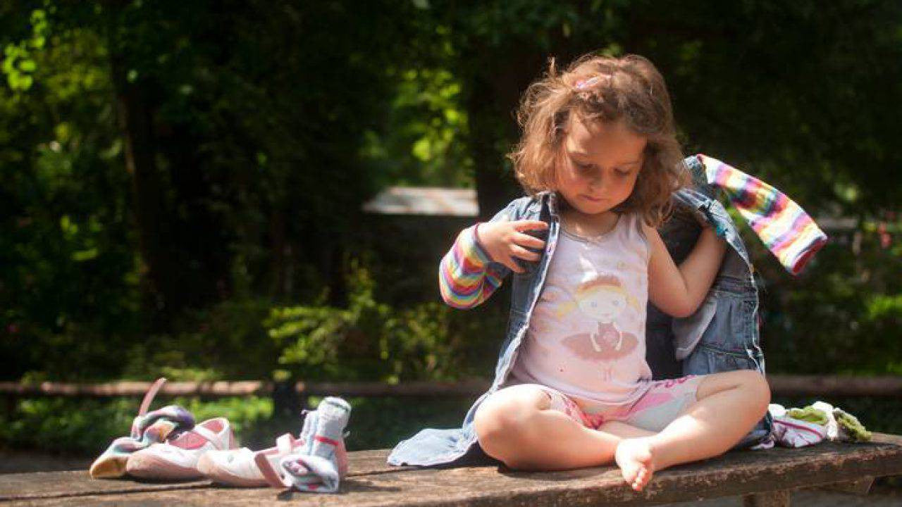 Insegnare ai bambini a vestirsi da soli