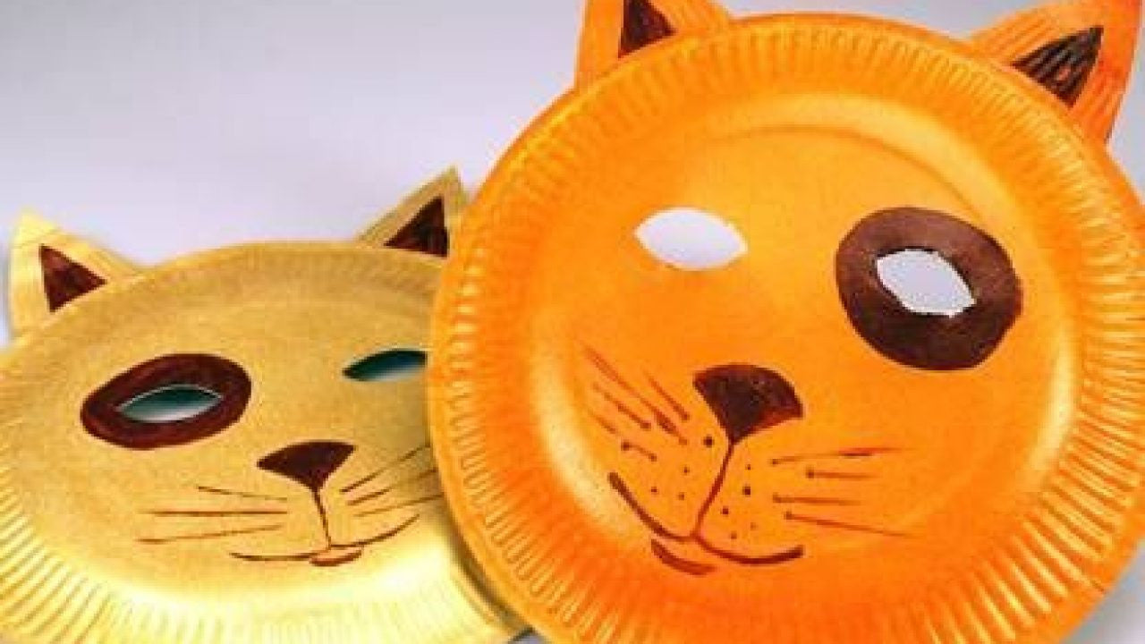 Mascherina di carnevale con un piatto di carta