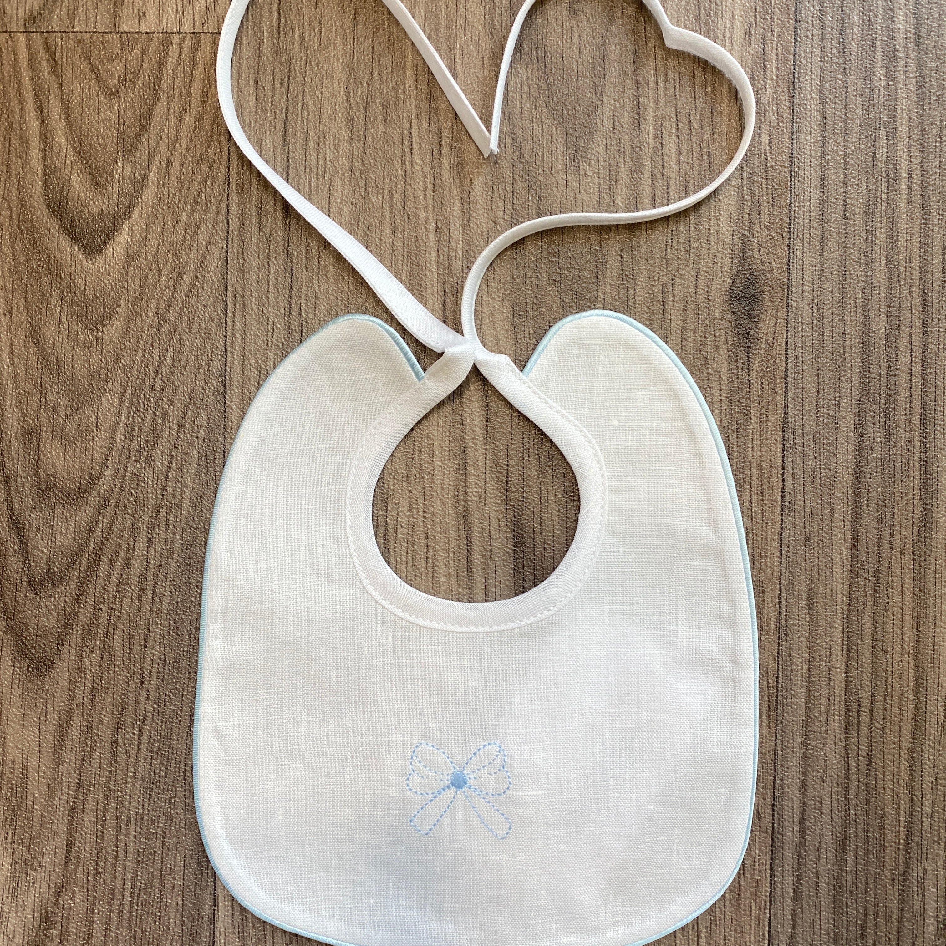 Bavetta In Lino Con Ricamo Fiocco Neonato/a LA SARTORIA DEI PICCOLI L1082