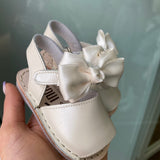 Menorquinische First Steps-Sandalen aus Satinleder mit Satinschleife für Mädchen INDEX 300S