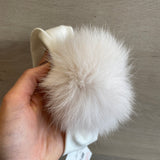 Warmes cremefarbenes Baumwollstirnband mit pinken Fuchsbommeln für Neugeborene NINNAOH I2175