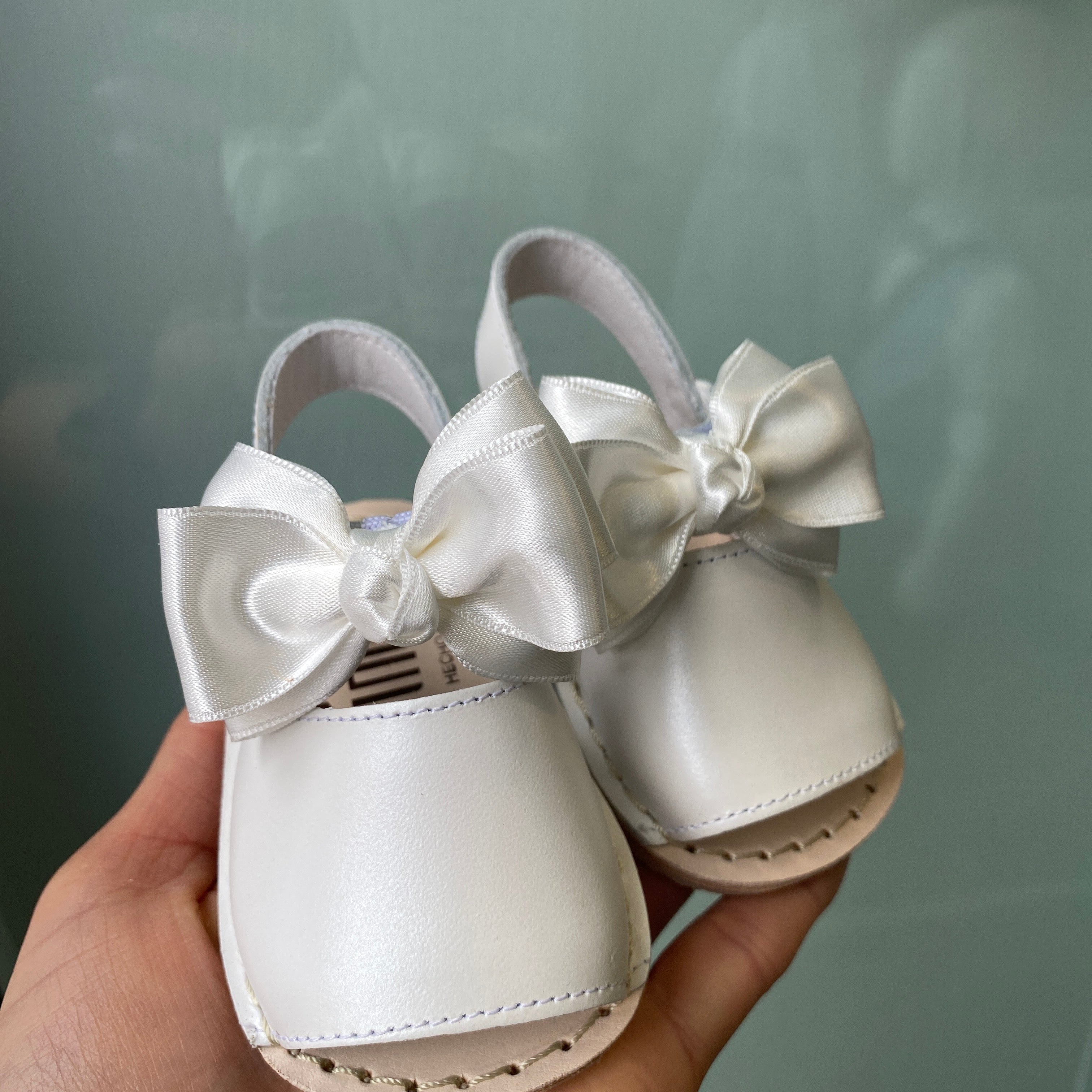 Menorquinische Sandalen aus Satinleder mit Satinschleife für Baby-Mädchen INDEX 300S