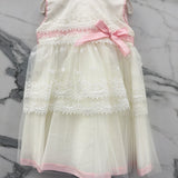 Elegantes Taufkleid mit Mütze und weißer Culotte für Neugeborene PONTO POR PONTO 5809