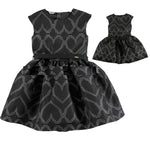 Abito Smanicato in Tessuto Fantasia a Forma di Cuore Nero Bambina Sarabanda V412 - SARABANDA - LuxuryKids