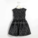 Abito Smanicato in Tessuto Fantasia a Forma di Cuore Nero Bambina Sarabanda V412 - SARABANDA - LuxuryKids