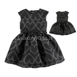 Abito Smanicato in Tessuto Fantasia a Forma di Cuore Nero Bambina Sarabanda V412 - SARABANDA - LuxuryKids